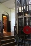 Treppe für Bedienstete sowie der Fahrstuhl im Waddesdon Manor House