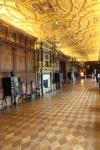 Die Lange Galerie mit vergoldeter Holzdecke im ersten Stock des Hatfield House