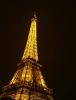 Der Eiffelturm ist das wohl bekannteste Wahrzeichen in Paris und steht weltweit als Symbol für Frankreich. Er ist nach seinem Erbauer Gustave Eiffel benannt. Nachts wird der stählerne Koloss quasi von Innen beleuchtet. Tausende von Lampen sind zwischen den Stahlträgern versteckt und erwecken den Eindruck, dass der Turm von selbst leuchten würde.