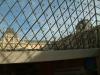 Blick durch die Glaspyramide auf den Mittelbau des Louvre