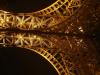 Der Eiffelturm bei Nacht. 300 Stahlarbeiter fügten 18.038 vorgefertigte Einzelteile aus Stahl mit 2,5 Millionen Nieten zusammen. Der Turm ist 300 Meter hoch (exklusive der Fernsehantenne an der Spitze, die weitere 20 Meter hoch ist). Er besteht aus Eisen, das im Puddel-Verfahren verarbeitet wurde, nicht aus Stahl im heute üblichen Sinn, was zu seiner Haltbarkeit bis heute beigetragen hat.
