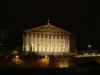 Das klassizistische Gebäude der Assemblée Nationale in der Nacht