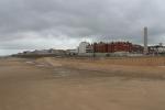 Strandpromenade von Blackpool mit einem großen Denkmal