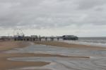 Blick entlang der Strandpromenade zum Central Pier von Blackpool