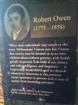 Informationstafel, die auf Englisch einige Hintergrundinformationen zum Fabrikmanager Robert Owen liefert.