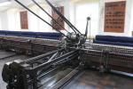 Originale, funktionierende Maschinen werden auf dieser Etage des New Lanark Museums gezeigt. Auf den alten Maschinen der Baumwollfabrik wird heute wieder etwas Kleidung produziert.