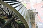Großes Wasserrad zwischen dem Kanal und dem Fluss Clyde. Die Baumwollfabrik hatte mehrere solche Räder, um die Maschinen anzutreiben.