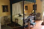 Der sogenannte MacArthur Raum mit einem großen Bett im ersten Stock des Inveraray Castle