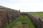 Ein Graben trennt die äußeren Bollwerke vom eigentlichen Fort