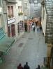 Schmale Gasse in der Altstadt von Mont Saint Michel. Leider waren die Wetterbedingungen an diesem Tag katastrophal.