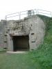 Einer der beiden Bunker mit schwerer Feldartillerie des Stützpunktes WN 62 über Omaha Beach