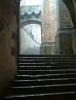 Die Treppe führt hinauf zur Klosterkirche von Mont-Saint-Michel. Durch das furchtbar schlechte Wetter wirkt das Bild sehr grau.
