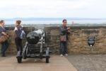 Die Argyle Geschützbatterie des Edinburgh Castle samt eines Manns, der sich gerade mit einem Selfie Stick selbst fotografiert.