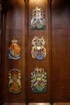 Thistle Chapel der St. Giles Cathedral. Jeder Ritter des Thistle (Distel) Ordens schmückt seinen Sitz mit einem individuellen Wappen.