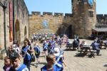 Kinder auf dem Weg zur kleinen "Kampfarena" des Alnwick Castle