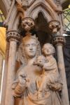 Kleine Statue von Jesus und Maria in den gotischen Detailverzierungen der Säulen des York Minster