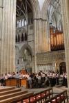 Ein Chor singt neben dem Hauptaltar des York Minster
