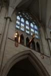 Großes Fenster mit einem seltsamen bronzenen Kran bzw. Haken im Hauptschiffs des York Minster