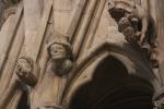 Das gotische Kapitelhaus des York Minster ist mit unzähligen kleinen steinernen Köpfen geschmückt, die alle unterschiedliche Gesichtsausdrücke zeigen.