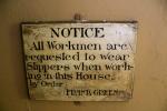 Hinweisschild, das an einer Wand im Treasurer's House von York hängt: Alle Arbeiter werden gebeten Slipper zu tragen während sie in diesem Haus arbeiten. Auf Anweisung von Frank Green.