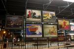Nationales Eisenbahnmuseum: Alte Werbeschilder der Bahn, die Reisen nach London, Edinburgh, Wales, usw. anpreisen.
