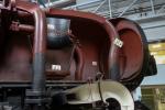 Nationales Eisenbahnmuseum: Ellerman Lines (1949) mit einem Aufschnitt der Dampflokomotive Nr. 35029. (33) sind die Dampfleitungen, die den Dampf vom Überhitzesammler zu den Zylindern leiten. (32) sind Nieten, die zeigen wo der Rohrwand mit dem Boiler verbunden ist. (41) ist die Düse, die den Dampf durch die Rauchkammer (42) durch den Schornstein (43) ableitet.
