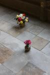Mit Blumen geschmückte Gräber im Kreuzgang der Kathedrale von Lincoln