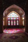 Bunte Scheiben im Gebetsraum der Nasir al-Molk Moschee