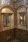 Im Inneren des Hauses der Windfänger im Golestanpalast: Die Wände und Decken sind mit kleinen Spiegeln bedeckt.