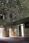 Die Wände und die Decke des Shah Cheragh Mausoleums sind über und über mit kleinen Spiegeln bedeckt