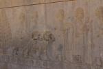 Reliefdetail an der östlichen Treppe zum großen Apadana Palast: Assyrische Delegation mit Schalen, Gewändern und Widdern.