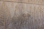 Reliefdetail an der östlichen Treppe zum großen Apadana Palast: Assyrische Delegation mit Schalen, Gewändern und Widdern.