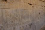 Reliefdetail an der östlichen Treppe zum großen Apadana Palast: Babylonische Delegation mit Schalen, Gewändern und einem Buckelrind.