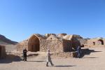 Gebäude rund um einen der Türme des Schweigens von Yazd