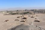 Panorama der Gebäude rund um einen der Türme des Schweigens von Yazd. Das ummauerte Gelände ist der neue Zoroastrische Friedhof. Die Toten werden nun in Särgen aus Beton begraben, die somit eine Berührung mit der Erde verhindern.