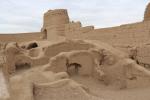 Die Wände aus Lehmziegeln geben der Zitadelle von Meybod eine fast amorphe Struktur