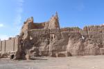 Die sehr verfallene Zitadelle Narenj Ghaleh sieht beinahe aus wie ein Termitenhügel aus Lehmziegeln