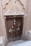 Tür zu einem Haus in den engen Gassen in der Altstadt von Yazd. Die Tür hat zwei Türklopfer: Einer für Frauen und einer für Männer. Heute wird das alles durch eine elektrische Türklingel ersetzt.