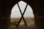 Blick aus dem Fenster des Königsflügels der Zitadelle über die aus Lehm erbaute Wüstenstadt Meybod und die dahinter liegende Gebirgskette.