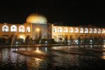Die nächtliche Scheich-Lotfollāh-Moschee am Naghsh-e Jahan Platz
