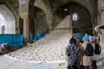 Workshop, der den Austausch der bunten Kacheln in einer der Kuppeln der Königsmoschee von Isfahan vorbereitet.
