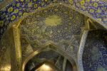 Der gesamte Korridor hinter dem Eingang zur Scheich-Lotfollāh-Moschee in Isfahan ist mit bunten Keramikfliesen bedeckt