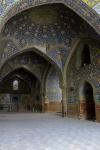Bunte Ornamente auf unzähligen Kacheln in der Königsmoschee von Isfahan