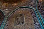 Bunte Fliesen unter der Kuppel der Scheich-Lotfollāh-Moschee in Isfahan