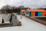 Normale Wege im Gorki Park werden im Winter in eine Eislaufbahn verwandelt