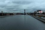 Blick von der Krymsky Brücke über den Moskwa Fluss zum Denkmal für Peter I.