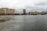 Moskwa Fluss mit dem Weißen Haus auf der linken Seite