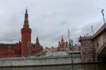 Blick von der Moskwa auf die Basilius-Kathedrale und die Kremlmauer