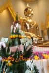 Opferbaum mit Geldscheinen neben dem Goldenen Buddha in der Tempelanlage von Wat Traimit