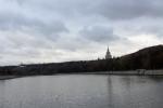 Moskwa Fluss mit dem Turm der Lomonossow-Universität auf der rechten Seite